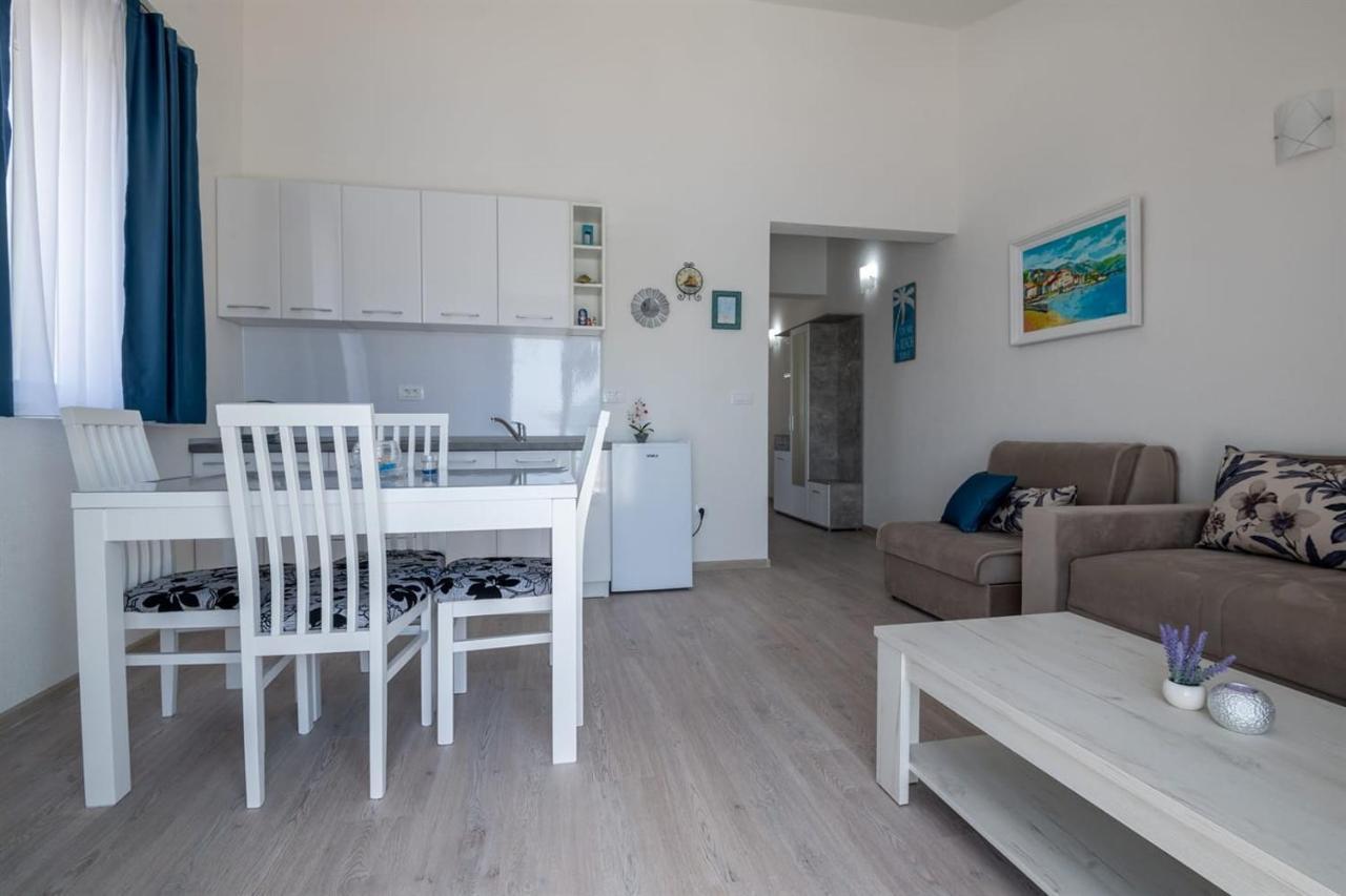 Apartmani Mate 네움 외부 사진